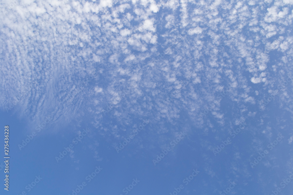 Obraz premium zmarszczki chmur na niebie