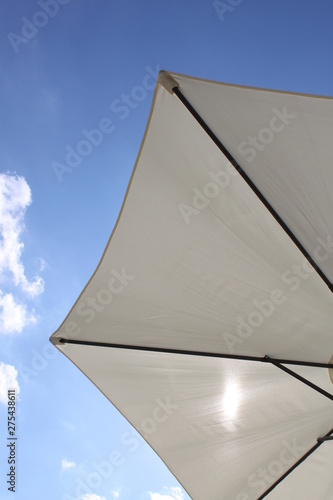 Sonnenschirm am Swimmingpool im Urlaub Sonnenschutz