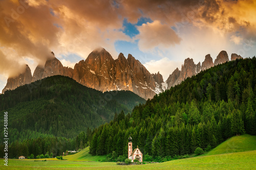 Santa Maddalena avec son église caractéristique en face des sommets des Dolomites dans la Vallée Di Funès au lever du soleil photo