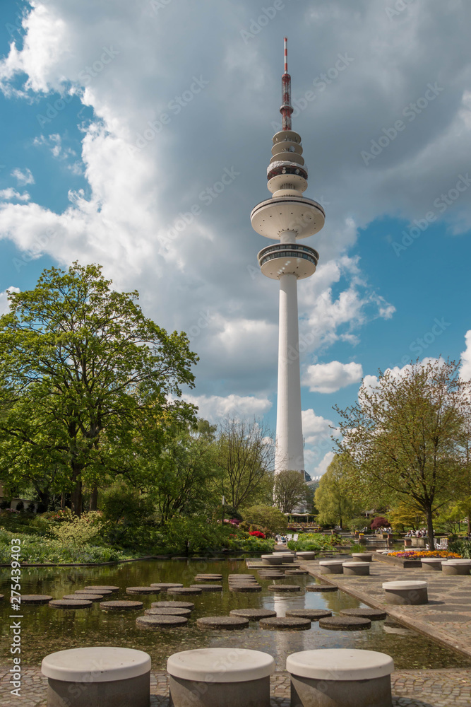 Naklejka premium Planten un Blomen mit Fernsehturm in Hamburg