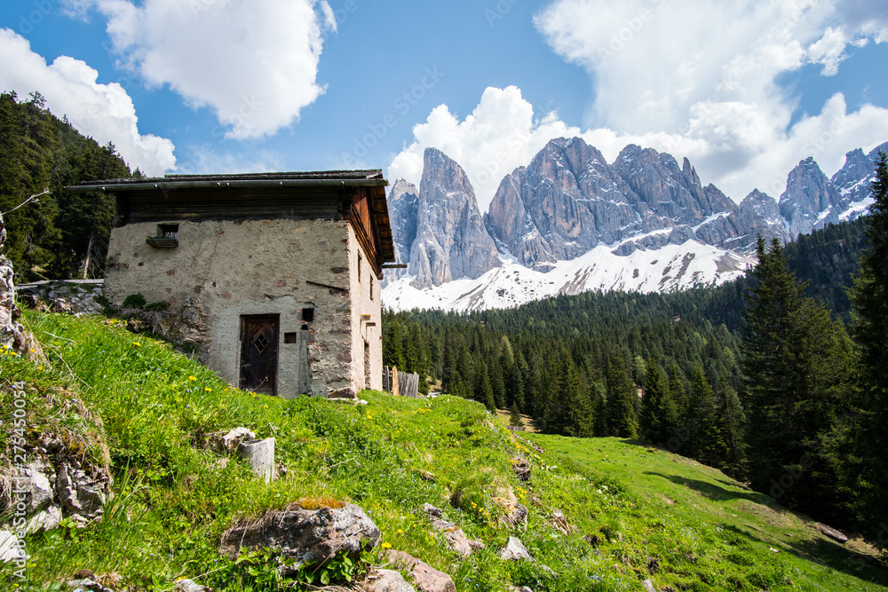 altes Steinhaus mit Geislergruppe Dolomiten altes Steinhaus mit Geislergruppe Dolomiten