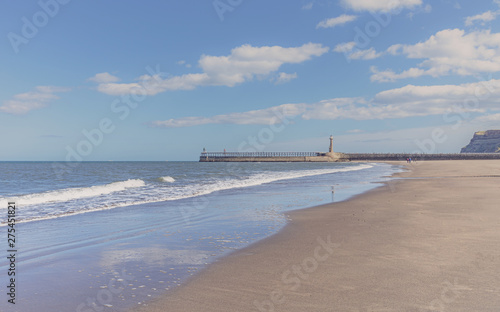 Fotografi Whitby beach and pier.