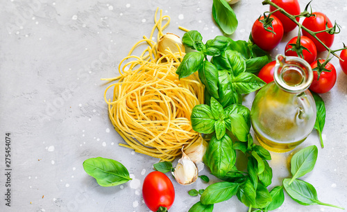  Italian spaghetti recipe with tomatoes, basil and olive oil. Mediterranean diet