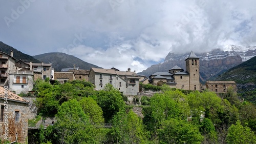 Panorama view of an old spanish village in the Pyrenees mountains © alain36100