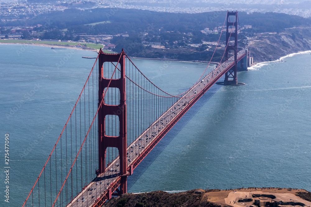 Fototapeta Widok z lotu ptaka na most Golden Gate i zatokę San Francisco na malowniczym wybrzeżu Kalifornii.