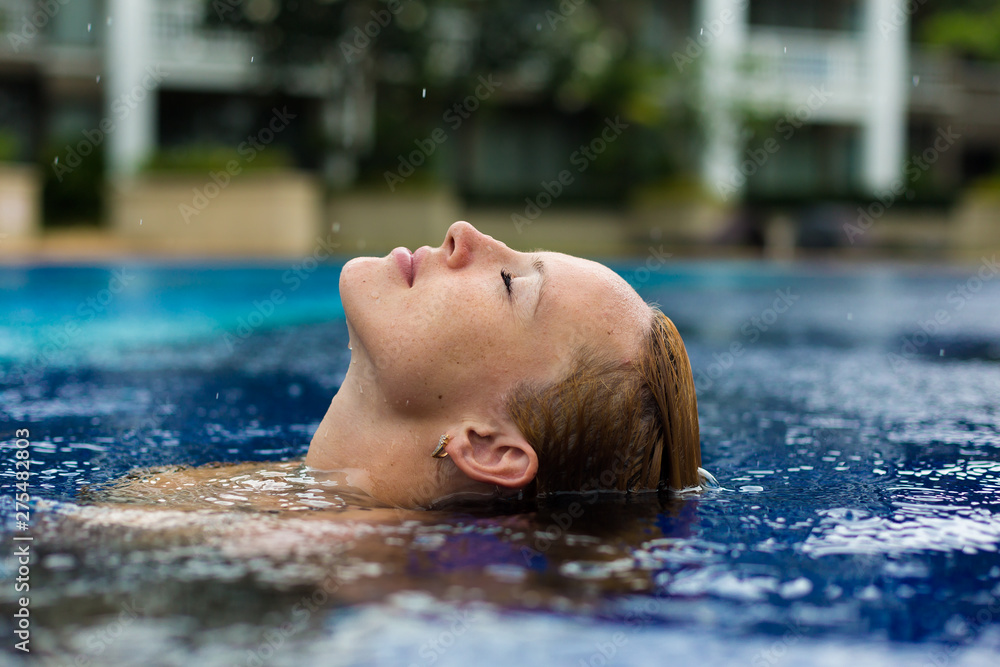 Obraz premium Model in pool at thailand