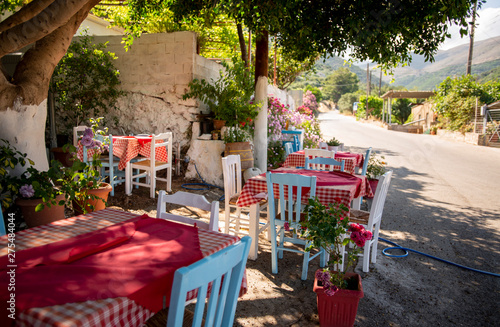Taverne an der Straße im Landesinneren von Kreta photo
