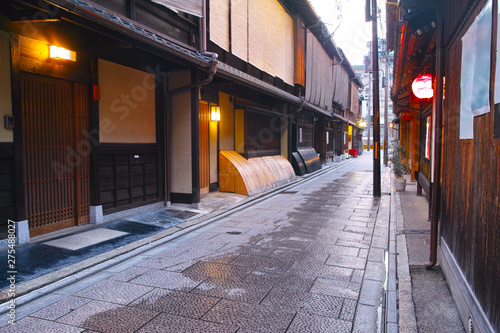 京都祇園の裏通りの夕景