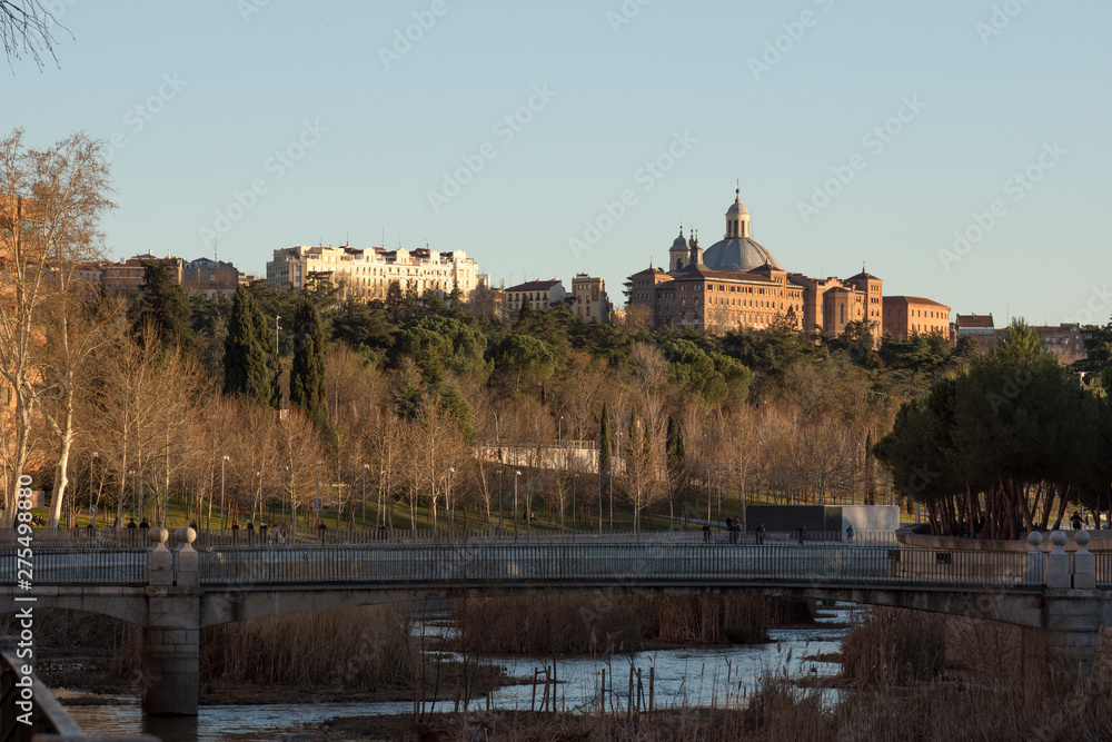 Madrid y río Manzanares en invierno