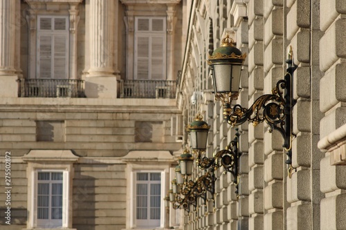 Fachada interior y farolas del Palacio Real de Madrid, España
