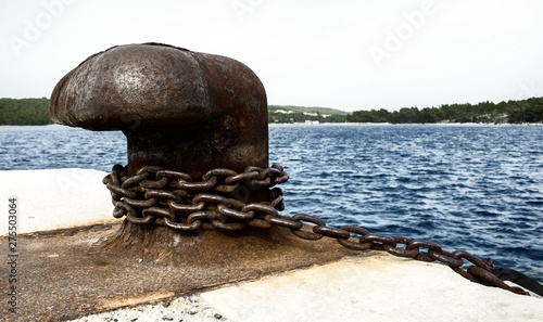 Принти на полотні Old and rusty mooring post