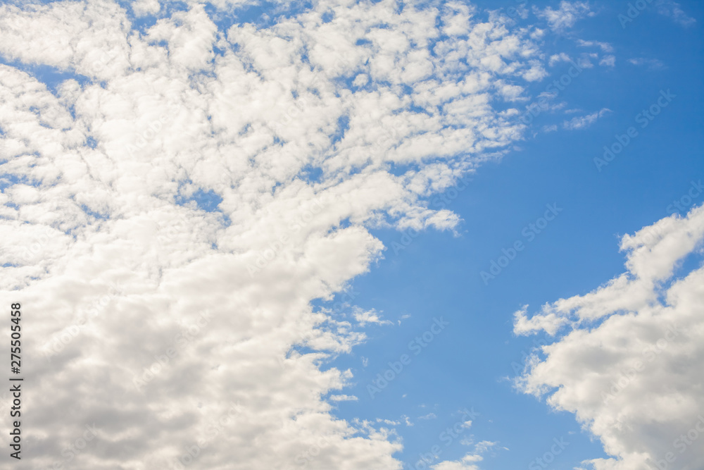 Obraz premium Beautiful sky with fluffy clouds