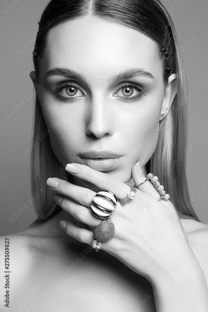 Obraz premium Blonde in jewelry. beautiful girl. Blond woman