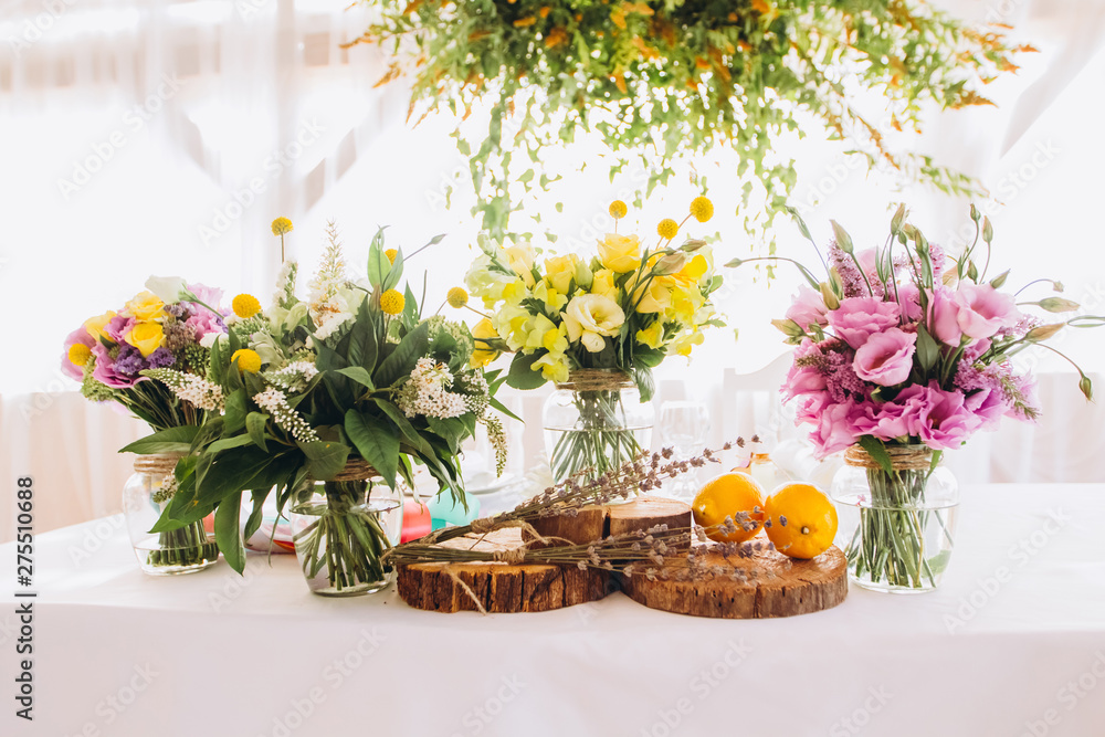 summer wedding decor. wedding decor yellow and lilac. wedding decoration with lemons and lavender.