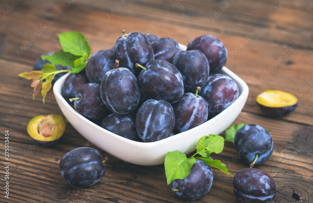 Fototapeta premium Fresh organic plums in the bowl 