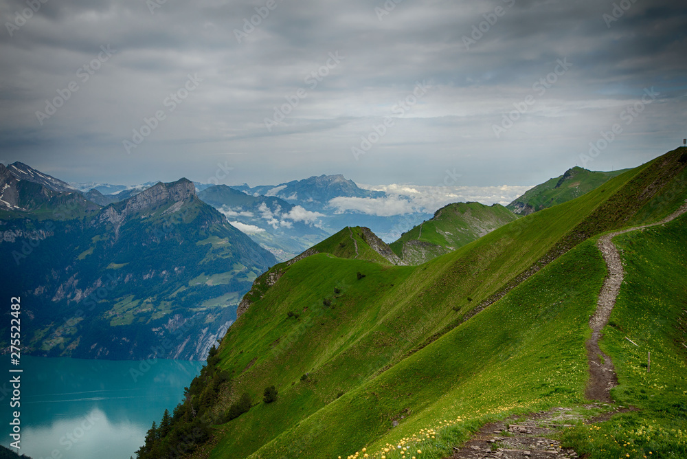 Fototapeta premium Gratwanderweg von Klingenstock zum Fronalpstock auf dem Stoos in den Schweizer Alpen bei guter Sicht. 