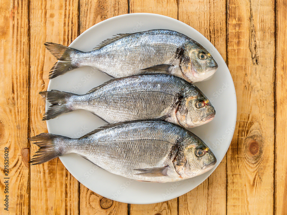Im Sommer schmeckt eine frische Dorade besonders lecker Im Sommer schmeckt eine frische Dorade besonders lecker