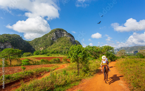 Foto Tourists on a horse tour in Vinales National Park, UNESCO, Pinar del Rio Province, Cuba