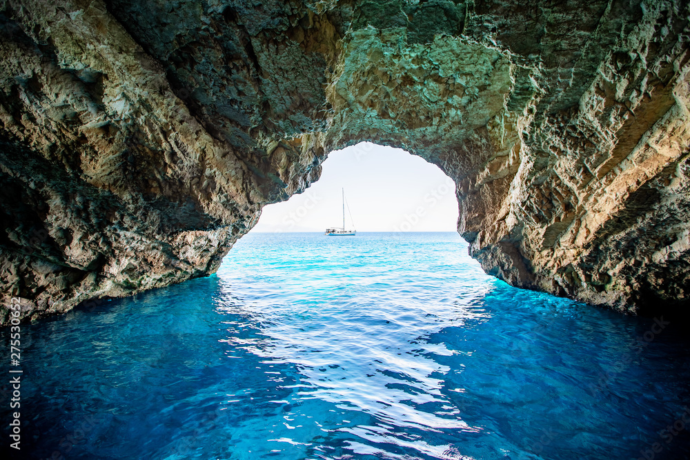 Die berühmten Blauen Höhlen auf der Insel Zakynthos mit leuchtend blauem Meer im Sommer, Griechenland