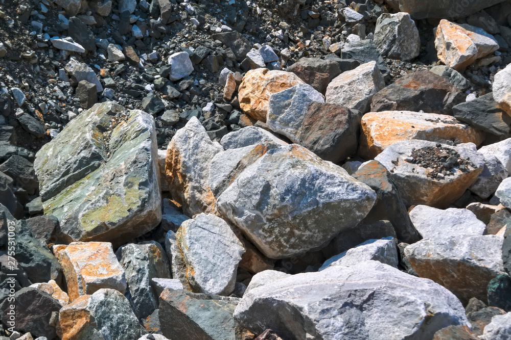 The texture of large stones in a quarry for the extraction of stone.