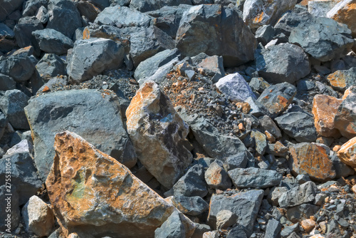 The texture of large stones in a quarry for the extraction of stone.