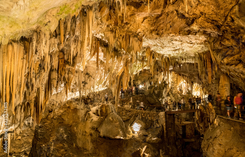 Photo Stalactites and stalagmites underground in cave system in Postojna