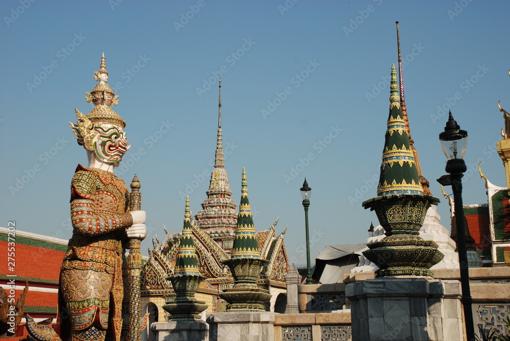 Fototapeta premium Bangkok, Thailand - 12.25.2012: Beautiful multi-colored sculptures and monuments in a Buddhist temple