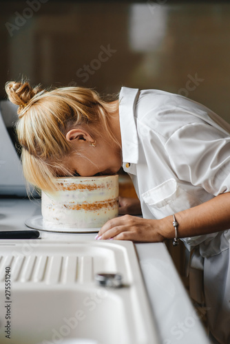 The girl fell face in the cake