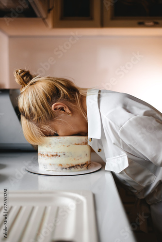 The girl fell face in the cake