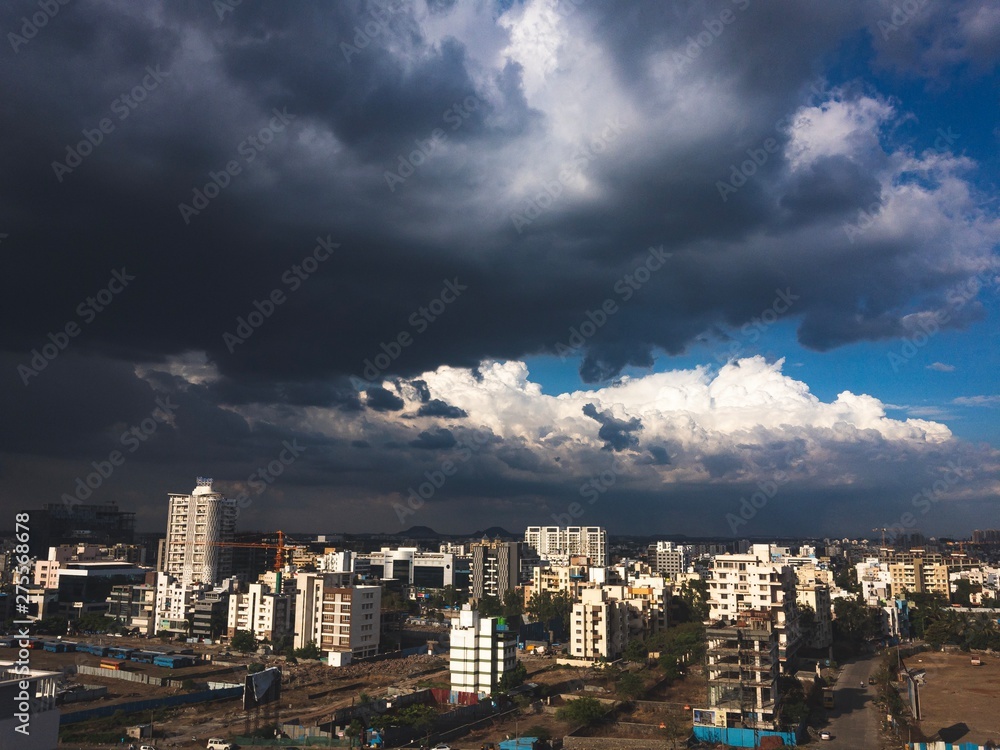 Fototapeta premium Cloudy Cityscape