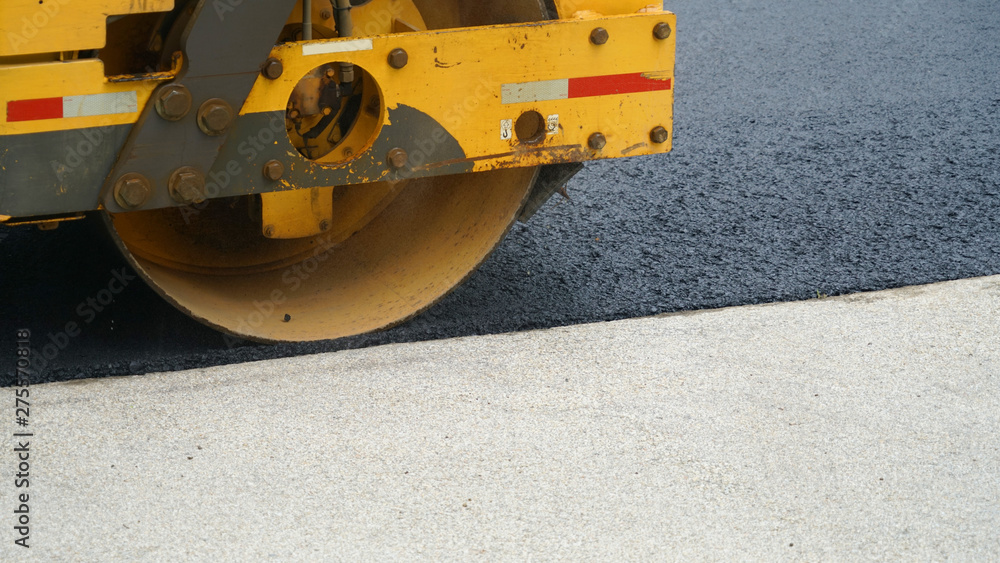 Obraz premium close up on roller on new paved asphalt street