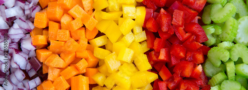 Foto Top view, chopped fresh vegetables (carrot, celery, red onion, peppers) arranged on a cutting board