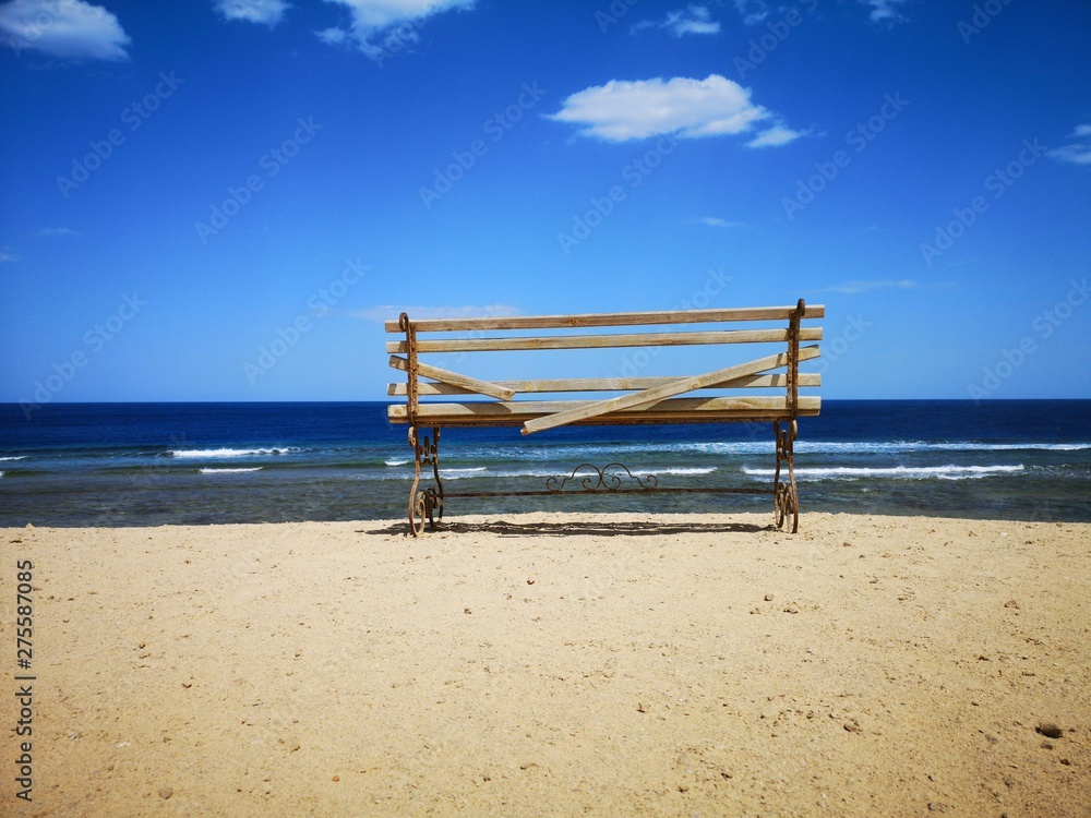 einsame Bank mit Blick aufs Meer