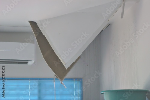 The ceiling is broken, the gypsum board is damaged. Dropped out of the ceiling The house is damaged on the ceiling. The ceiling work is not strong. Interior decoration is not successful.