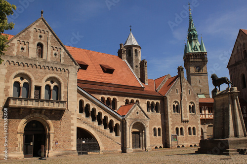 Braunschweig; Burgplatz mit Burg und Löwen
