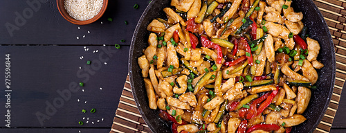 Fotografia Stir fry chicken, zucchini, sweet peppers and green onion