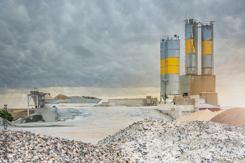 Obraz premium Sand and stone destined to the manufacture of cement in a quarry