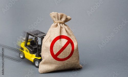 Foto Yellow forklift truck can not lift the bag with the symbol NO