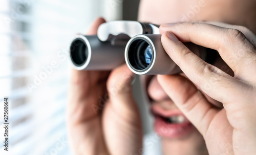 Fotografia Nosy neighbor or stalker with binoculars
