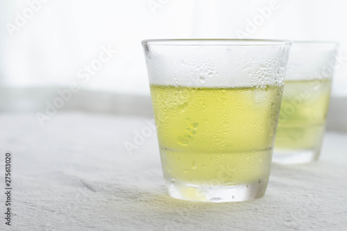 グラスに入った冷たい緑茶