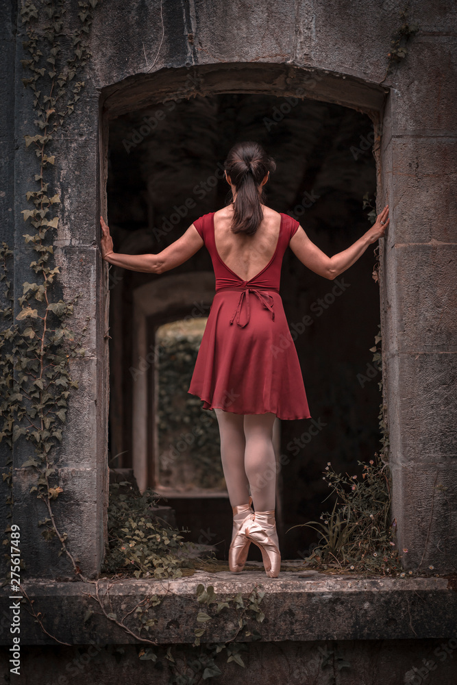 Una joven bailarina con vestido rojo bailando ballet