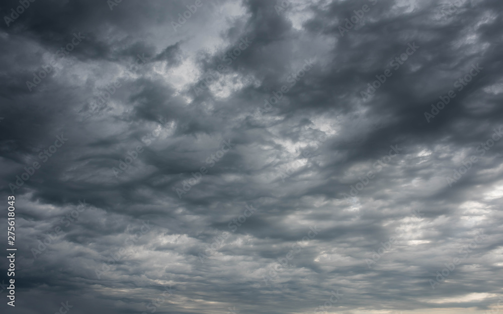 beau ciel gris et orageux