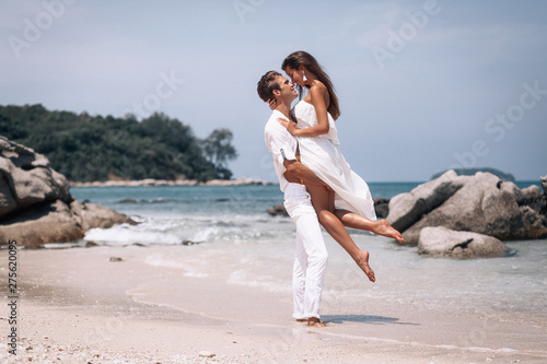 Canvas Print romantic  young couple in white clothes  enjoying summer vacation  on the beach