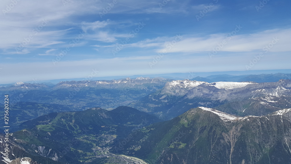 panorama de crêtes de haute montagne avec neige en été