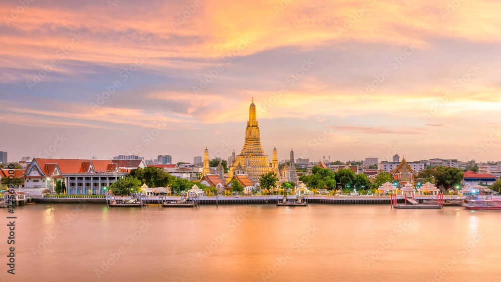 Fototapeta premium Piękny widok na świątynię Wat Arun o zmierzchu w Bangkoku w Tajlandii