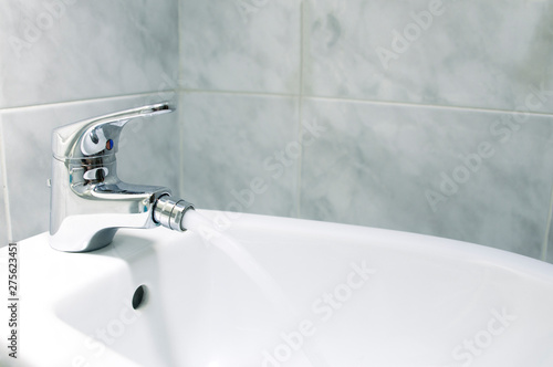Quadro su tela Detail of the faucet of a bidet with running water