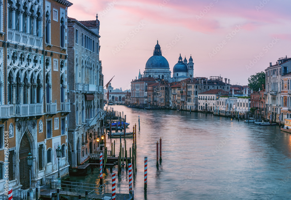 Fototapeta premium Architektura Wenecji o wschodzie słońca. Malownicze tło podróży.