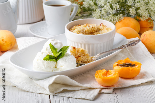 Konstfotografi Freshly baked crumble with vanilla ice cream