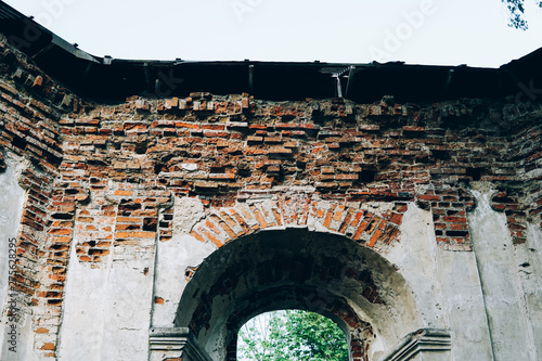 Tableau sur toile The ruins of Chapel of the XXII century, located in Loshitsky park, Belarus