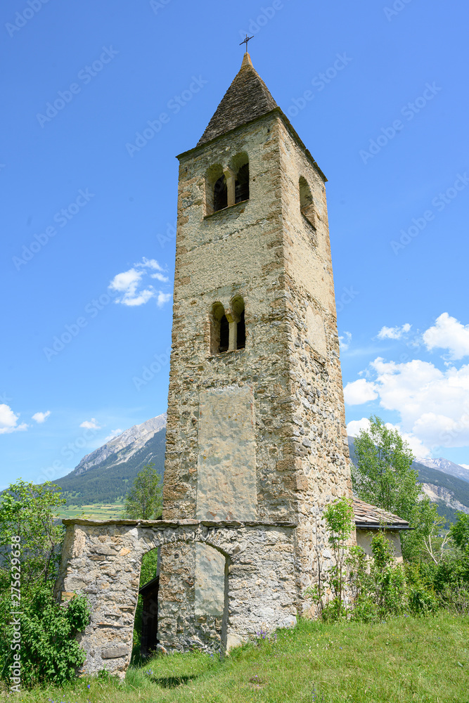 Turm der alten Pfarrkirche Cosmas u. Damian, Mons, Graubünden, Schweiz